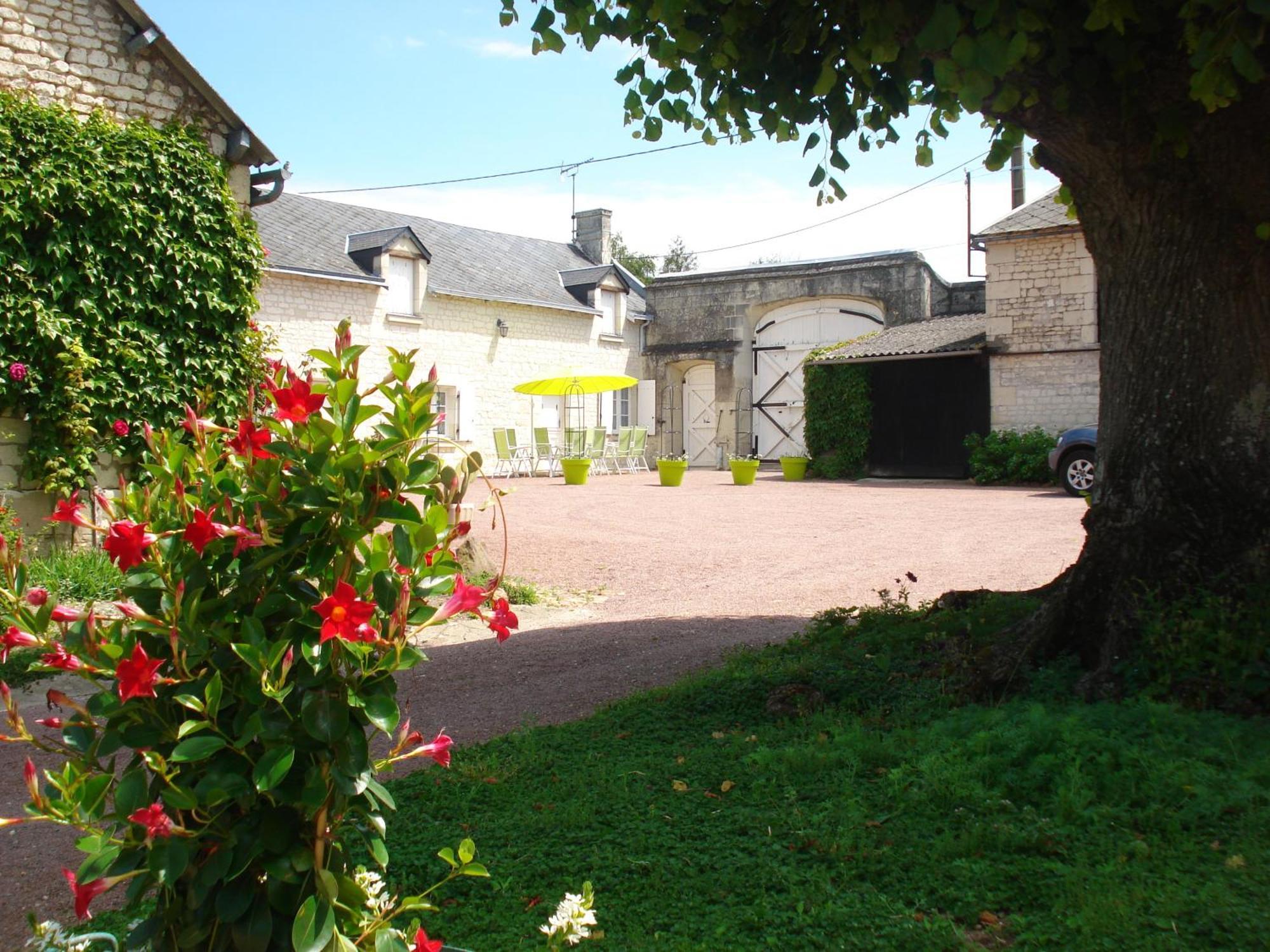 Villa Les Roulottes De Cuzay Roiffé Esterno foto